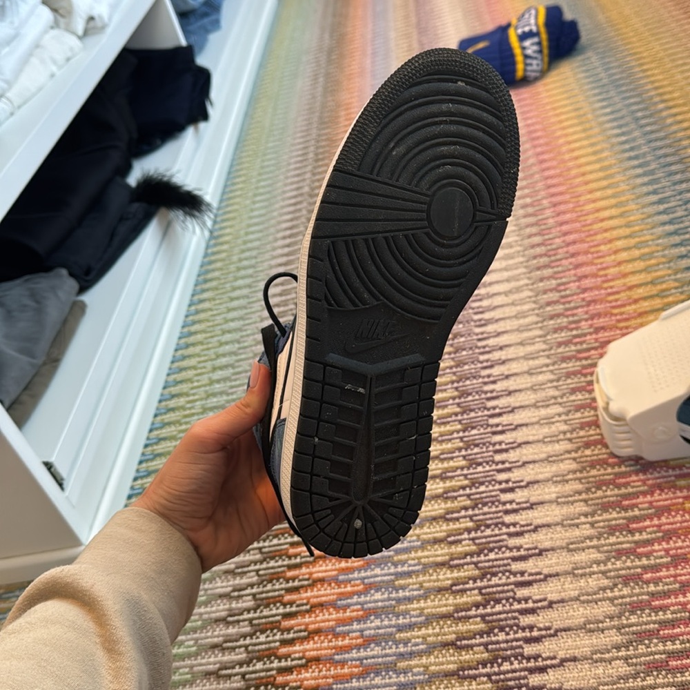 Nikes! Worn once. Size 40.5 - Picture 2 of 4